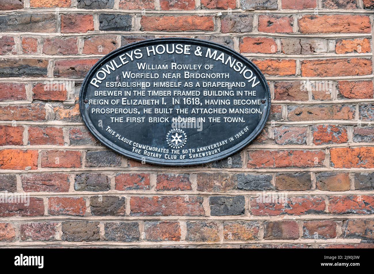 Das Bild zeigt die Gedenktafel am mittelalterlichen Rowley's House and Mansion aus dem 16.. Jahrhundert, einem der prominentesten Gebäude in Shrewsbury Stockfoto