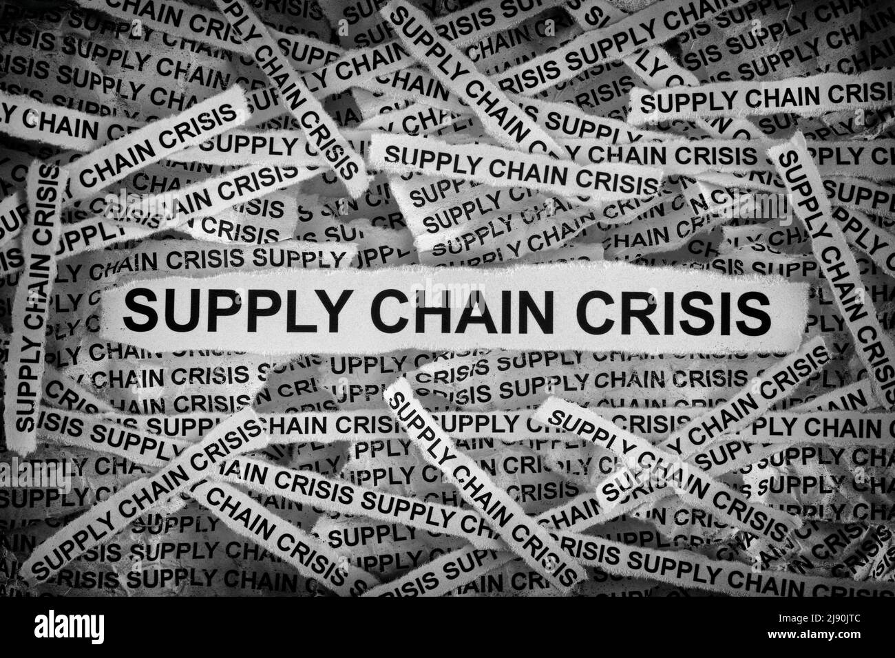 Streifen von Zeitungen mit den Worten Supply Chain Crisis. Schwarz und Weiß. Nahaufnahme. Stockfoto