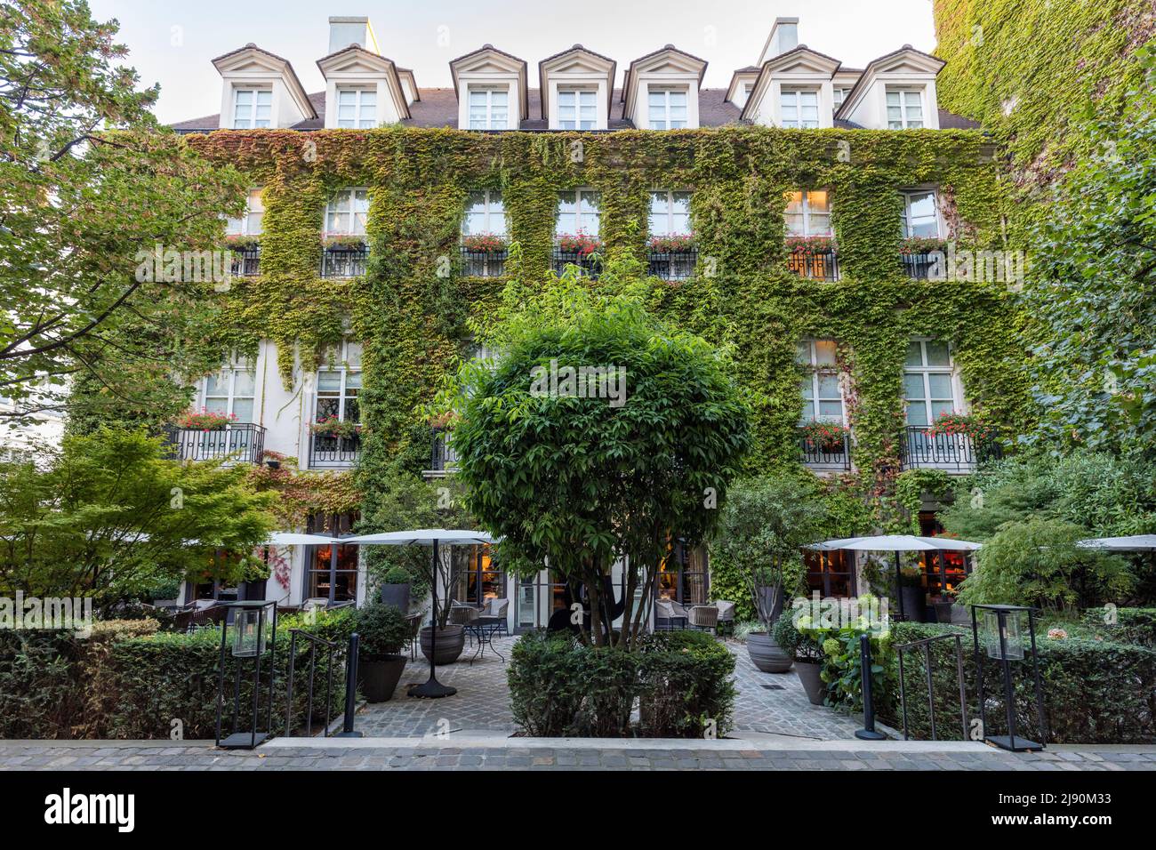 Eingang zum Luxushotel im Innenhof - Le Pavillon de la reine, Paris, Frankreich Stockfoto