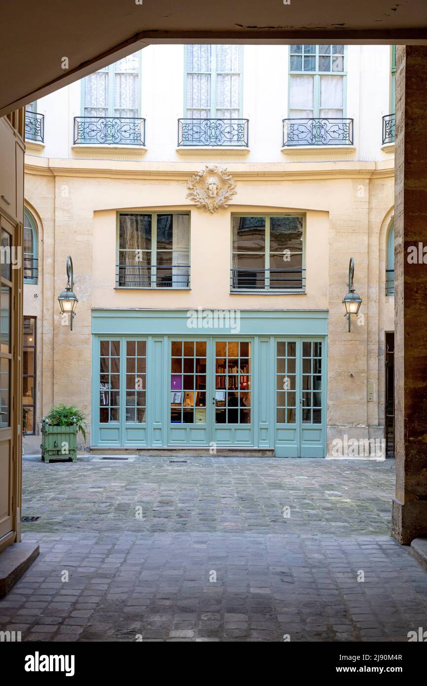 Innenhof mit Büros für kleine Unternehmen in Saint Germain des Pres, Paris, Ile-de-France, Frankreich Stockfoto