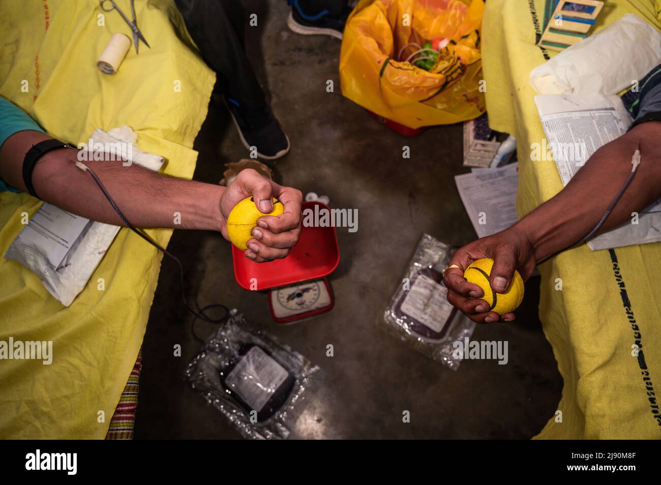 Tehatta, Westbengalen, Indien. 9.. Mai 2022. Der Tehatta Angikar Goshthi Club hat in Zusammenarbeit mit der Tehatta Subdivision Bloodbank ein freiwilliges Blutspendecamp organisiert, das anlässlich des 161.. Geburtstages des indischen Nobelpreisträgers Rabindranath Tagore in Tehatta gefeiert wurde. (Bild: © Soumyabrata Roy/Pacific Press via ZUMA Press Wire) Stockfoto