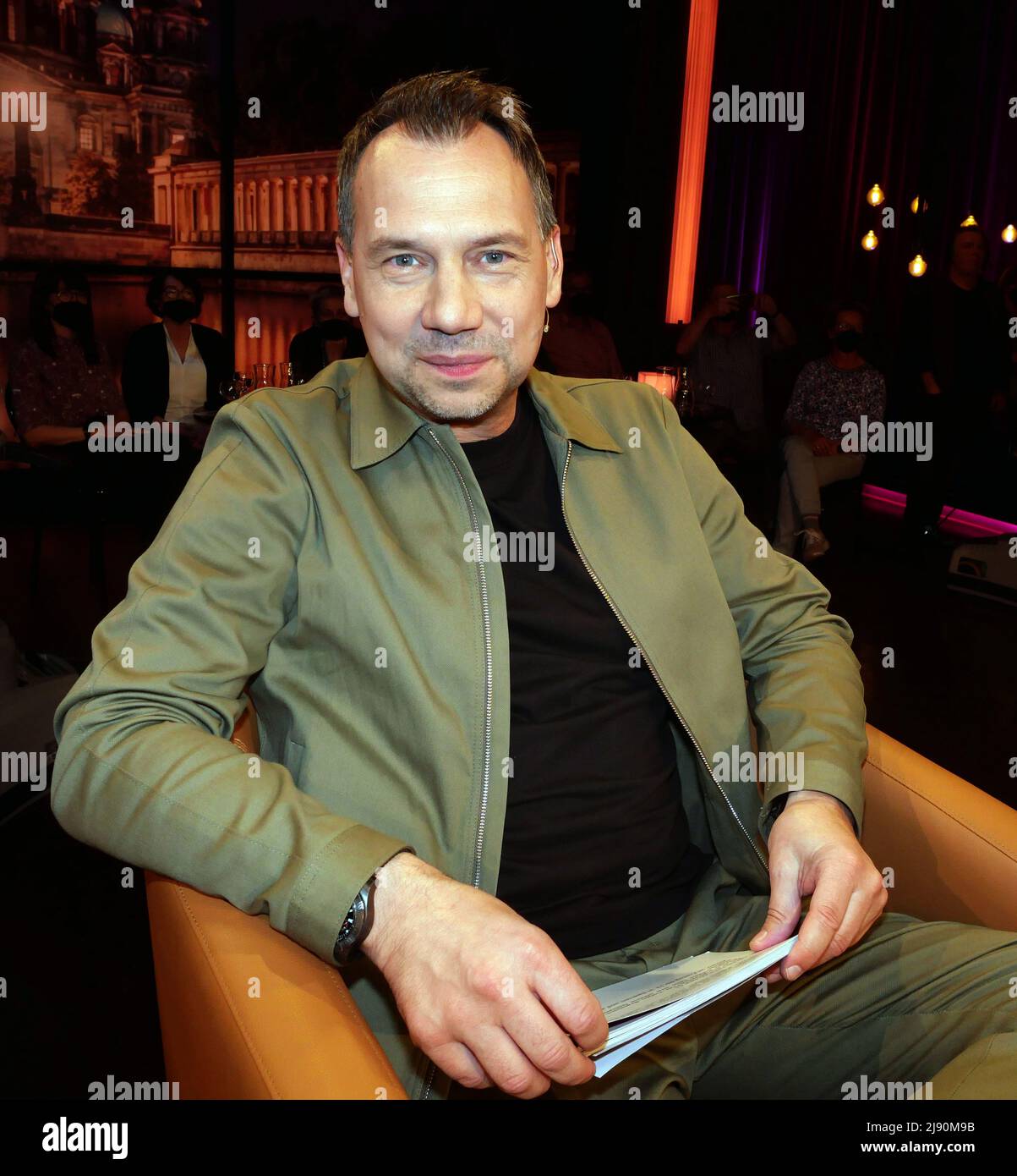 Berlin, Deutschland. 13.. Mai 2022. Moderator Sebastian Fitzek, aufgenommen während der Talkshow 'Riverboat Berlin' im RBB-Studio in Berlin-Charlottenburg. Quelle: XAMAX/dpa/Alamy Live News Stockfoto