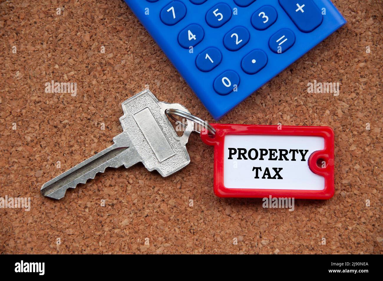 Text der Immobiliensteuer in der Schlüsselkette. Immobiliensteuer und Geschäftskonzept. Stockfoto