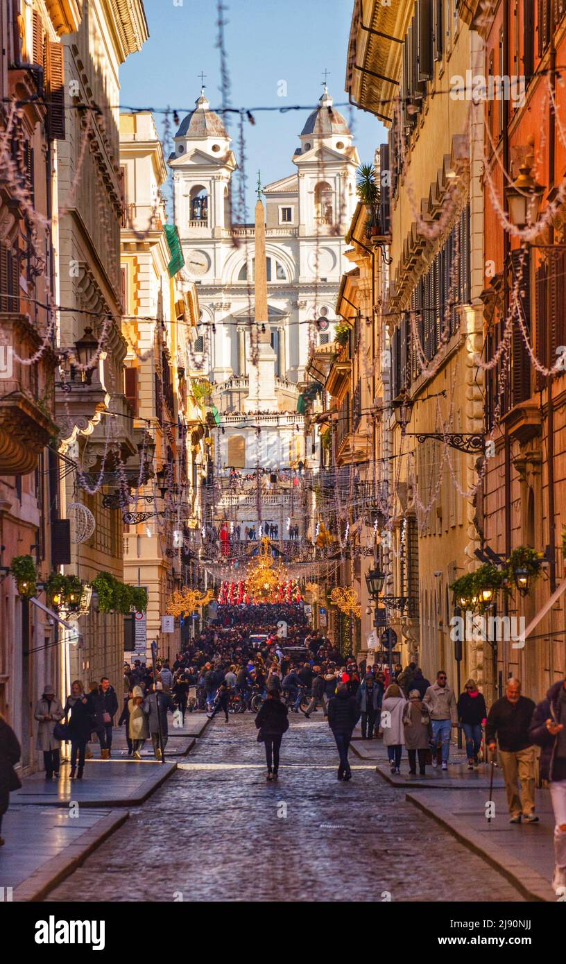 Rom, Italien. 01. Januar 2020. In der Via Condotti. Im Hintergrund die Stufen des Trinità dei monti Stockfoto