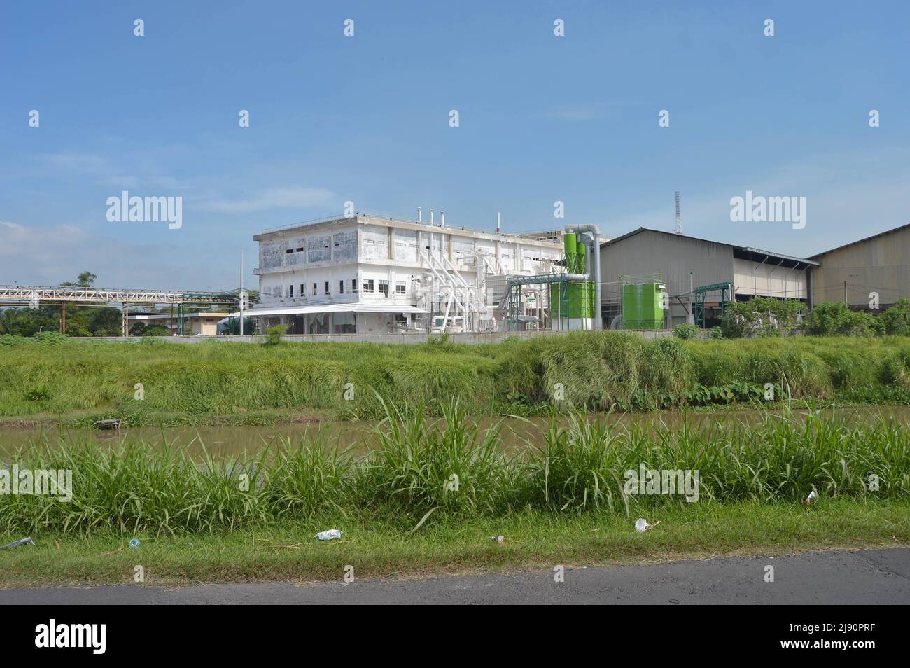 Blick auf das Fabrikgebäude von außen Stockfoto