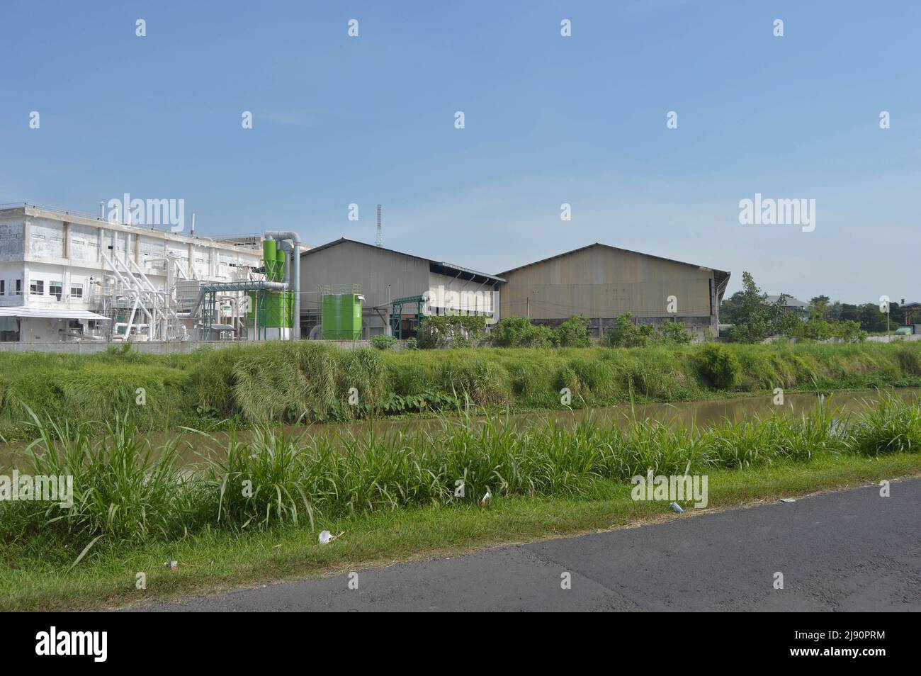 Blick auf das Fabrikgebäude von außen Stockfoto