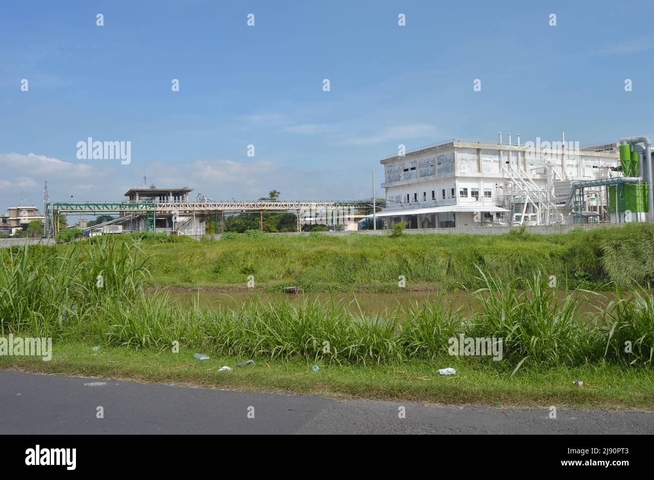 Blick auf das Fabrikgebäude von außen Stockfoto