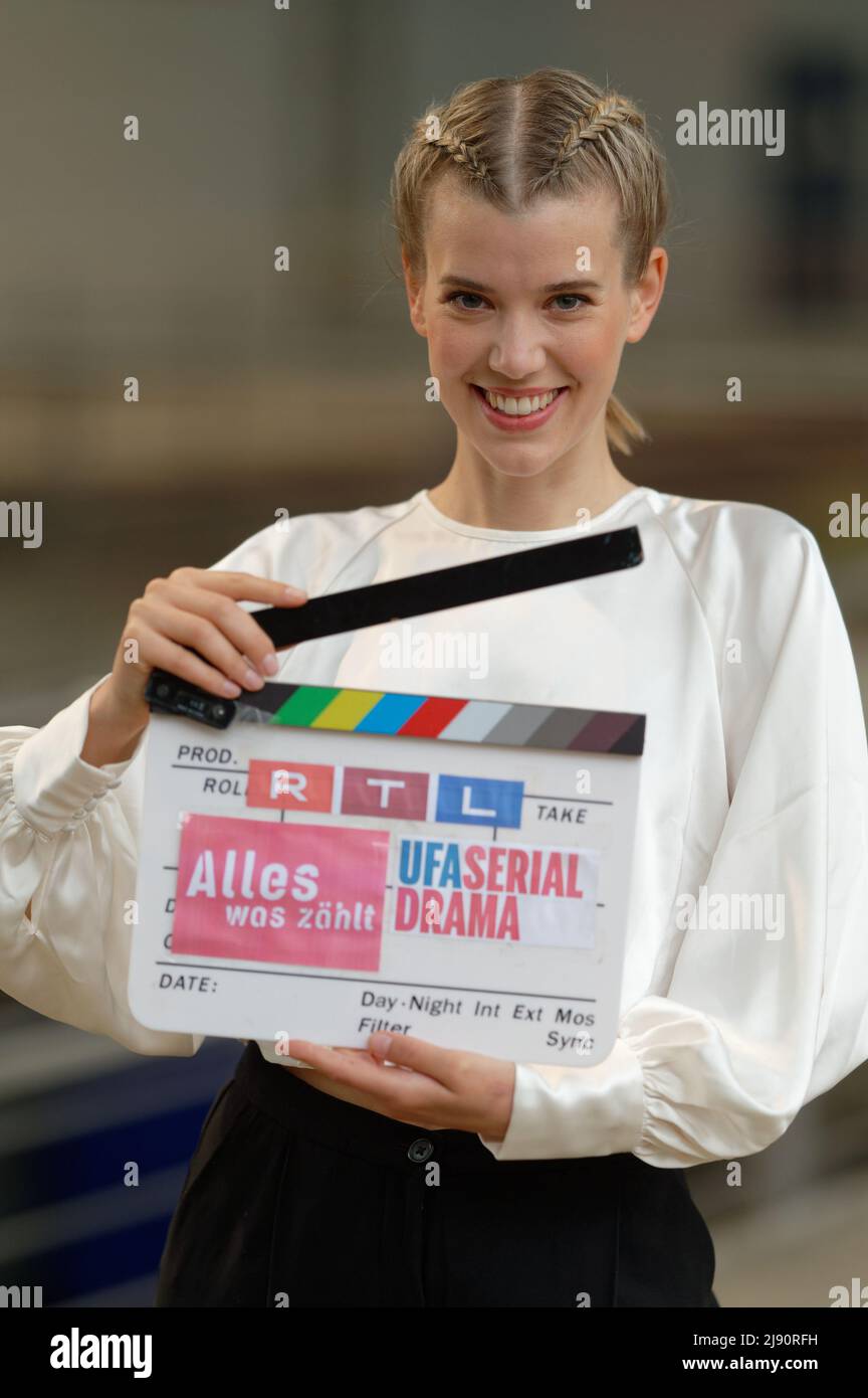 Köln, Deutschland. 19.. Mai 2022. Schauspielerin Sina Zadra steht bei einer Presseveranstaltung für die RTL-Fernsehserie „alles was zählt“ auf dem Gelände der MMC Studios. Quelle: Henning Kaiser/dpa/Alamy Live News Stockfoto