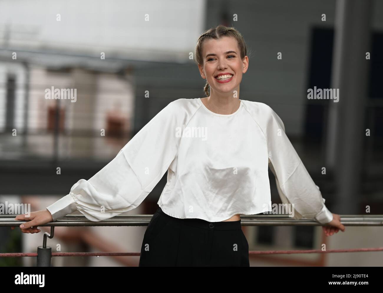 Köln, Deutschland. 19.. Mai 2022. Schauspielerin Sina Zadra steht bei einer Presseveranstaltung für die RTL-Fernsehserie „alles was zählt“ auf dem Gelände der MMC Studios. Quelle: Henning Kaiser/dpa/Alamy Live News Stockfoto