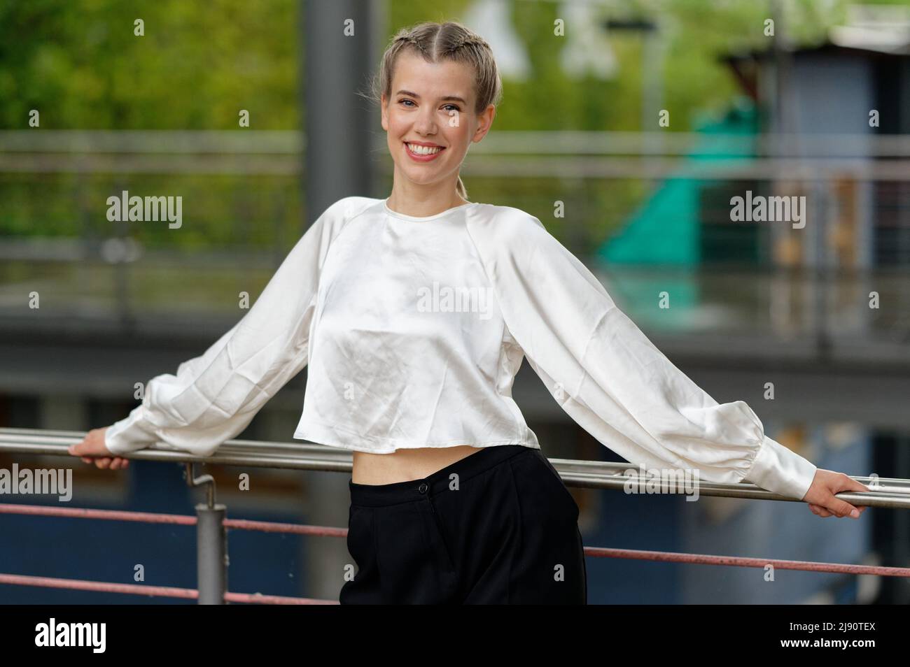 Köln, Deutschland. 19.. Mai 2022. Schauspielerin Sina Zadra steht bei einer Presseveranstaltung für die RTL-Fernsehserie „alles was zählt“ auf dem Gelände der MMC Studios. Quelle: Henning Kaiser/dpa/Alamy Live News Stockfoto