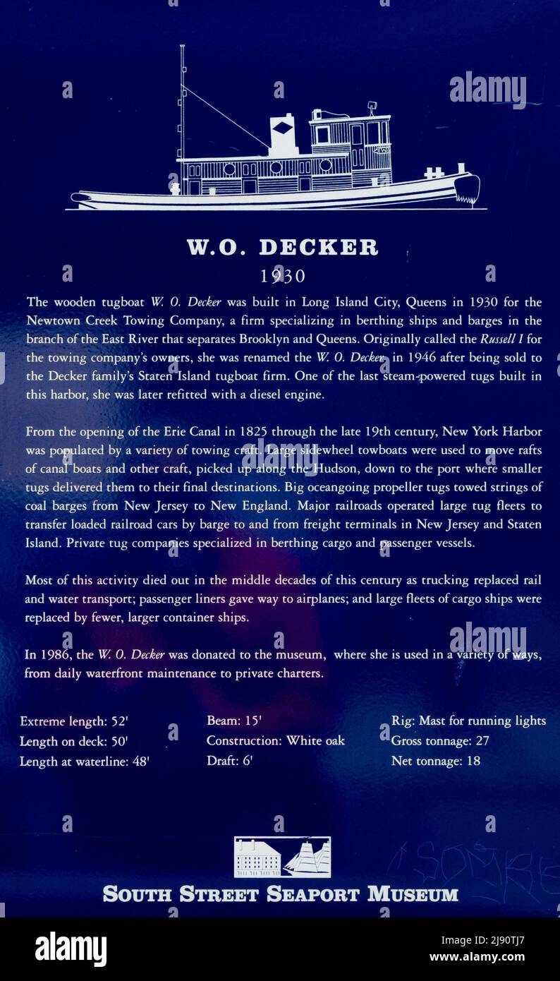 Zeichen für die W.O. Decker, historischer Holzschlepper am South Street Seaport, New York City, New York, USA Stockfoto