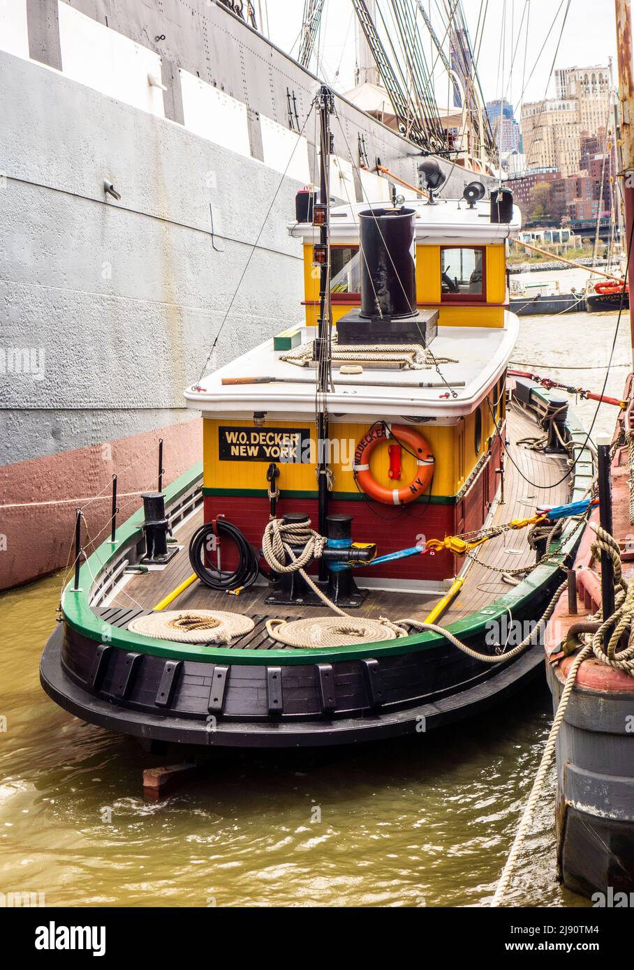 W.O. Decker, historischer Holzschlepper am South Street Seaport, New York City, New York, USA Stockfoto