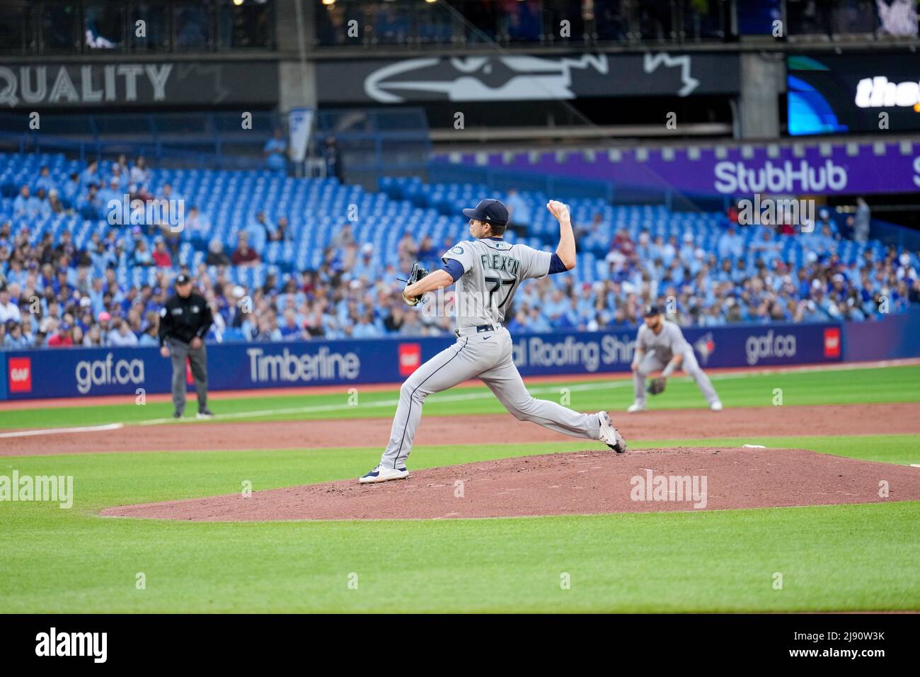 Chris Flexen (77) wirft einen Pitch während eines MLB-Spiels zwischen Seattle Mariners und Toronto Blue Jays im Rogers Center in Tor Stockfoto