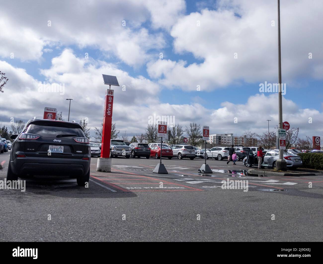 Lynnwood, WA USA - ca. März 2022: Abgewinkelte Ansicht des Parkplatzes für Online-Bestellungen in einem Target-Einzelhandel und Lebensmittelgeschäft. Stockfoto
