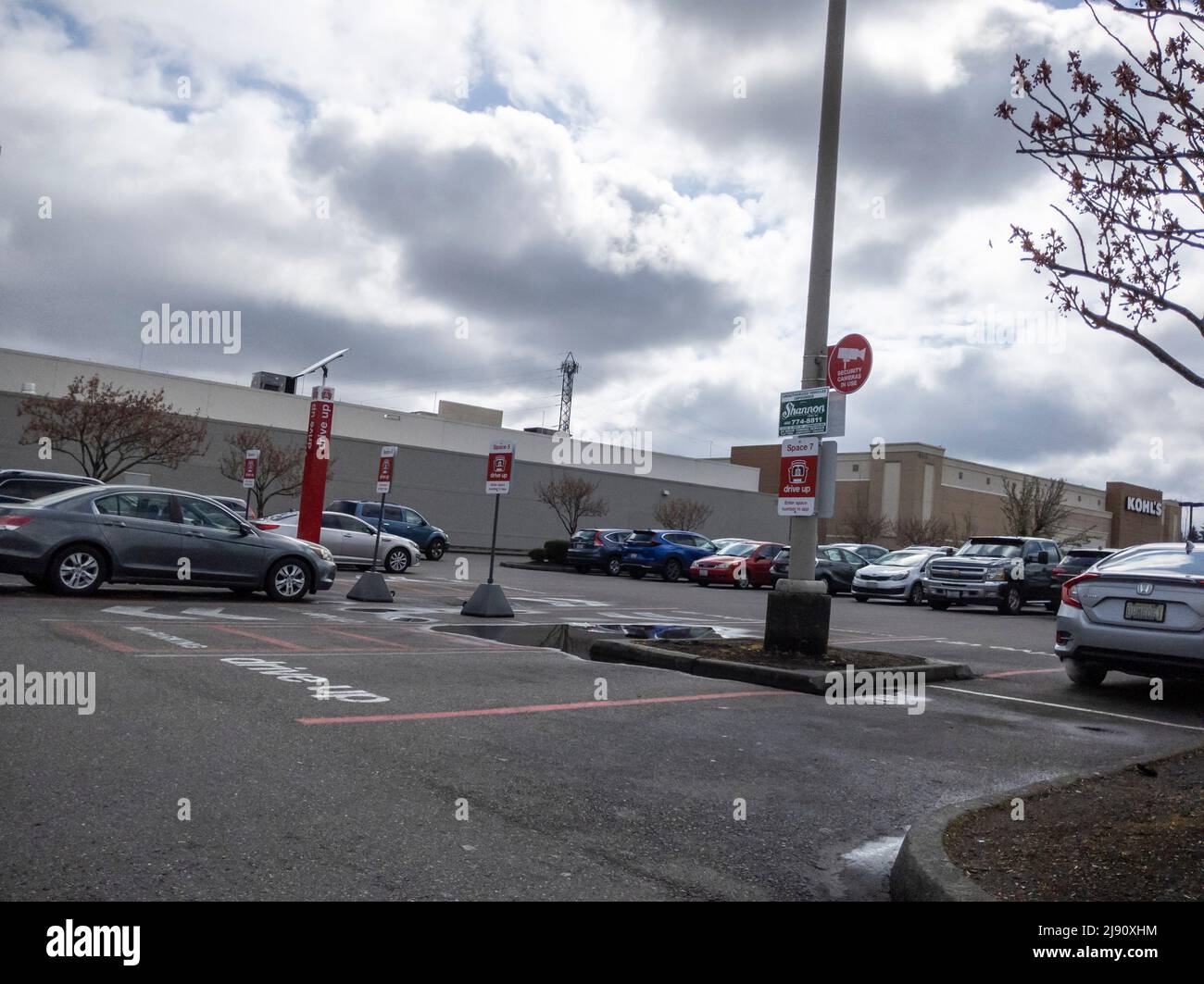 Lynnwood, WA USA - ca. März 2022: Abgewinkelte Ansicht des Parkplatzes für Online-Bestellungen in einem Target-Einzelhandel und Lebensmittelgeschäft. Stockfoto