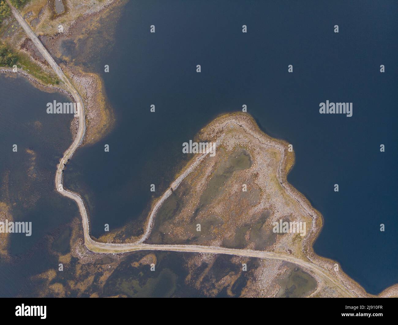 Die steinerne Staumauer-Straße auf Solowki. Straße durch das Weiße Meer. Big Muksalma Island. Russland, Region Archangelsk Stockfoto