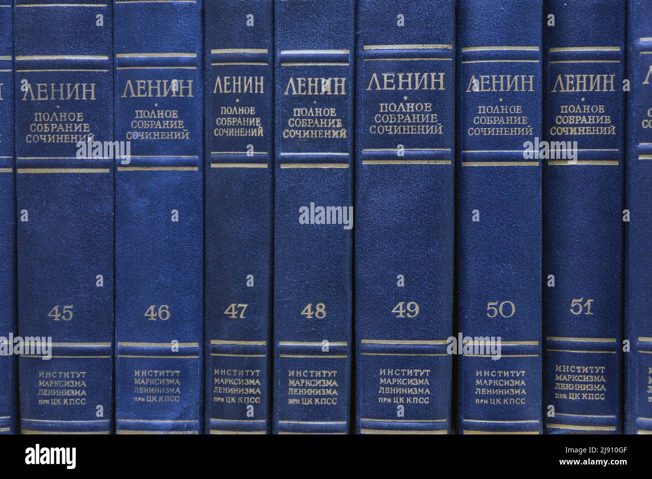 Tschapaevsk, Region Samara, Russland - 24. Dezember 2020: Die gesammelten Werke von W. I. Lenin auf dem Regal in der Bibliothek Stockfoto