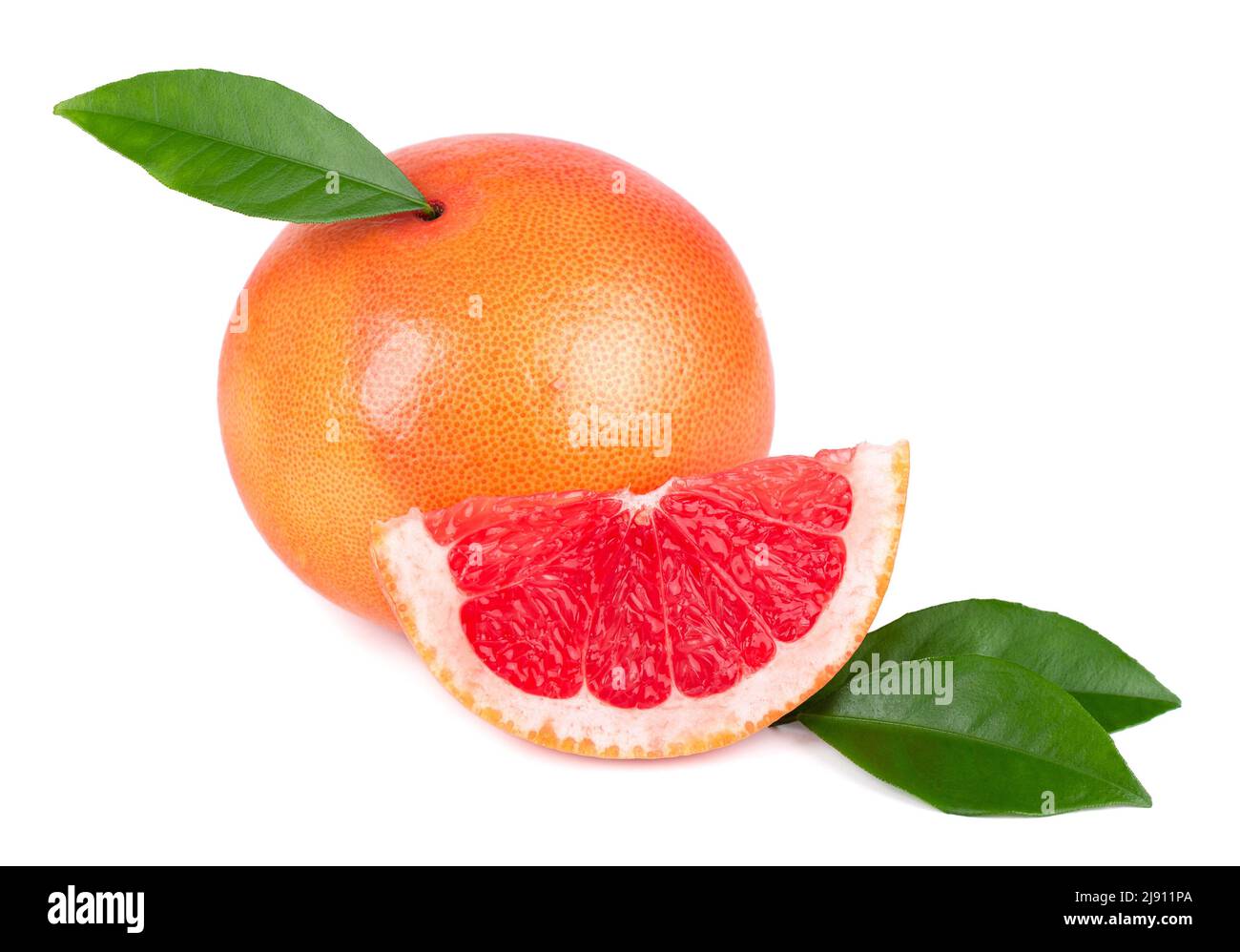 Rosa Grapefruit und Scheiben isoliert auf weißem Hintergrund. Frische Grapefruit mit grünen Blättern Stockfoto