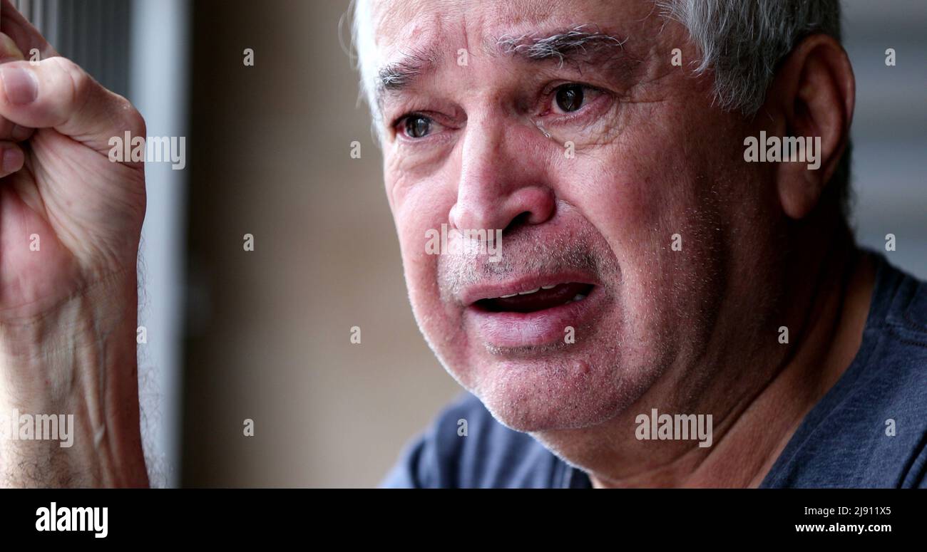 Deprimierter älterer Hubkopf mit Hoffnung in verzweifelten Zeiten Stockfoto