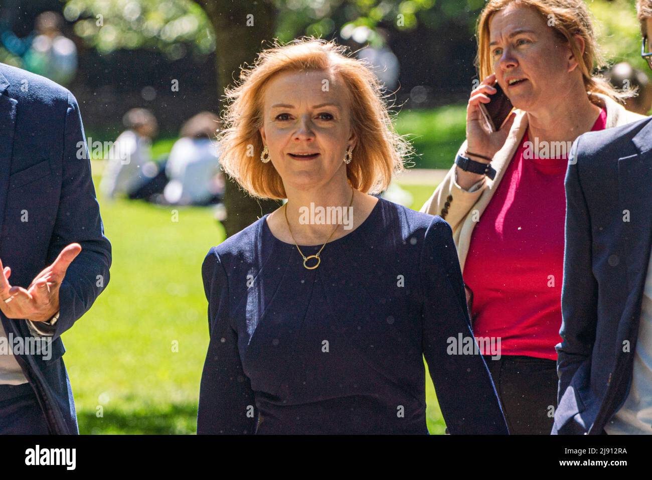 London, 19. Mai 2022. Lizz Truss, Staatssekretärin für auswärtige Angelegenheiten, Commonwealth- und Entwicklungsfragen und konservative Abgeordnete für Südwestnorfolk, wird mit Hilfe von Leuten im Saint James Park spazieren gehen sehen. Kredit. amer Ghazzal/Alamy Live Nachrichten Stockfoto