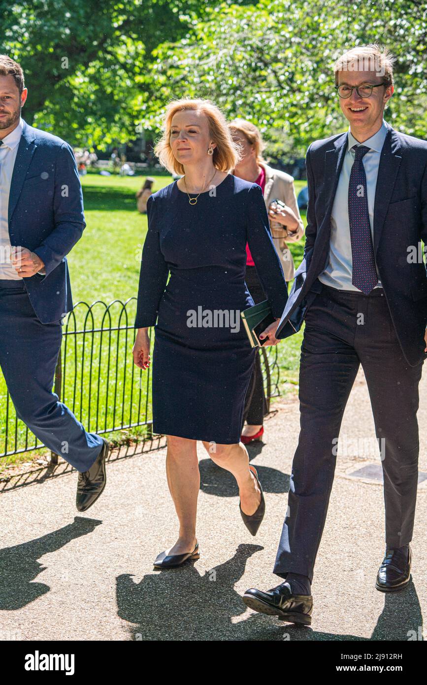 London, 19. Mai 2022. Lizz Truss, Staatssekretärin für auswärtige Angelegenheiten, Commonwealth- und Entwicklungsfragen und konservative Abgeordnete für Südwestnorfolk, wird mit Hilfe von Leuten im Saint James Park spazieren gehen sehen. Kredit. amer Ghazzal/Alamy Live Nachrichten Stockfoto