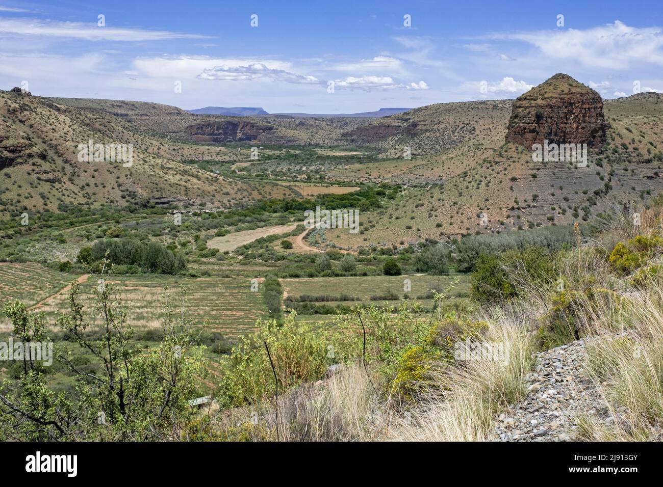 Ländliche Landschaft in der Berglandschaft auf dem Weg von Graaff-Reinet zum Dorf Nieu-Bethesda / New Bethesda, Ostkap, Südafrika Stockfoto