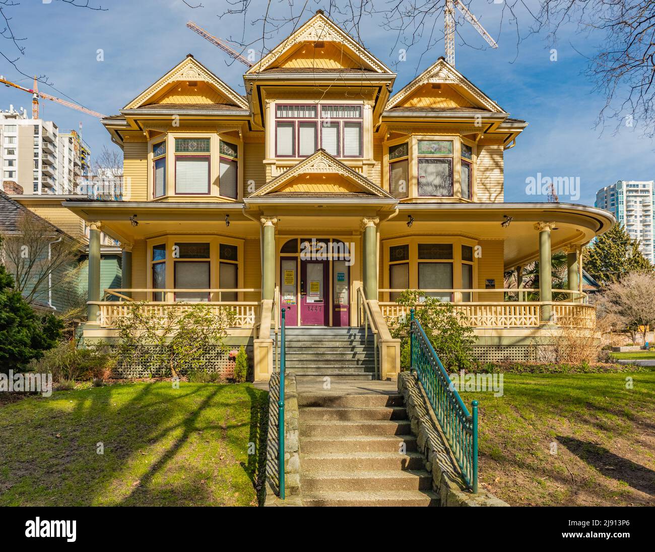 Barclay Manor Heimstadion des West End Seniors Network auf der 1447 Barclay Street in Vancouver. Schönes altes gelbes Haus auf der Straße von Vancouver Canada-March Stockfoto