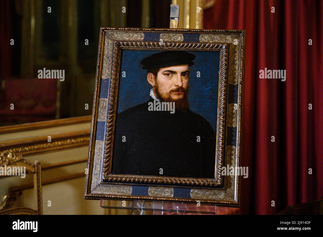 Turin, Italien. 19 Mai 2022. Das Gemälde "Portrait eines Gentleman in einer schwarzen Mütze" ("Ritratto di gentiluomo con berretto nero"), das Tizian (Tiziano Vecellio) zugeschrieben wird, ist während der Rückgabe an den italienischen Staat zu sehen. Das Kunstwerk war von 2003 bis 2020 verschwunden und wurde von den Carabinieri der Abteilung zum Schutz des Kulturerbes von Turin gefunden, dessen Wert auf etwa 7 Millionen geschätzt wird. Kredit: Nicolò Campo/Alamy Live Nachrichten Stockfoto