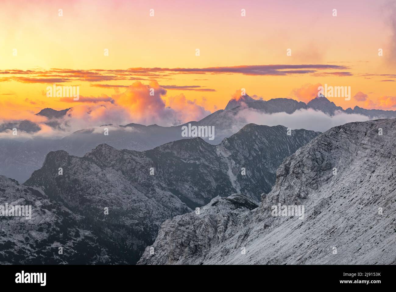 Herrlicher Sonnenuntergang hoch in den Julischen Alpen. Soca-Tal, Slowenien, ein beliebtes Touristenziel in Europa Stockfoto