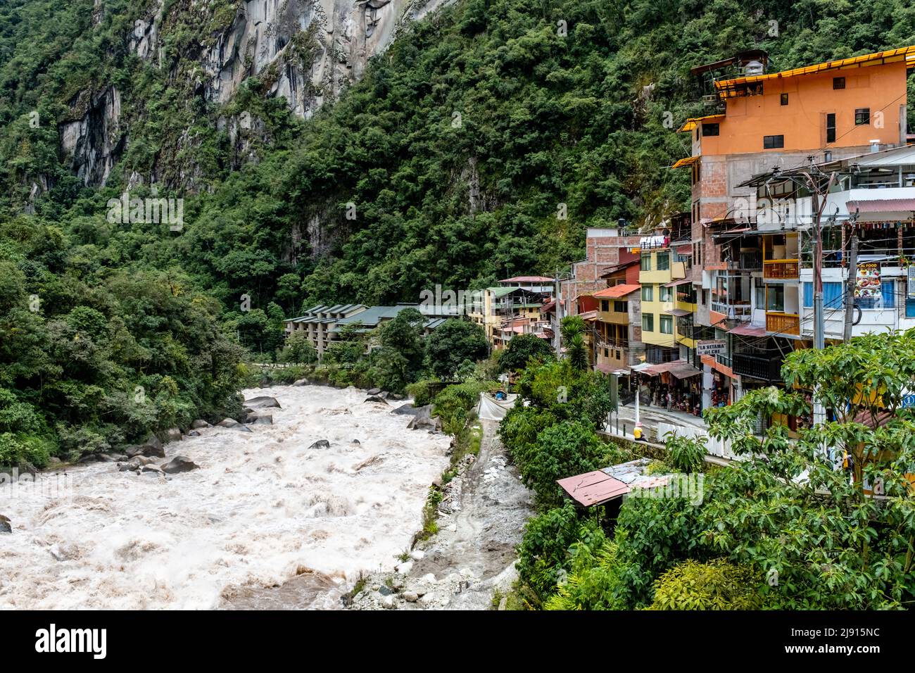 Der Urubamba Fluss und die Stadt Aguas Calientes, Region Cusco, Peru. Stockfoto