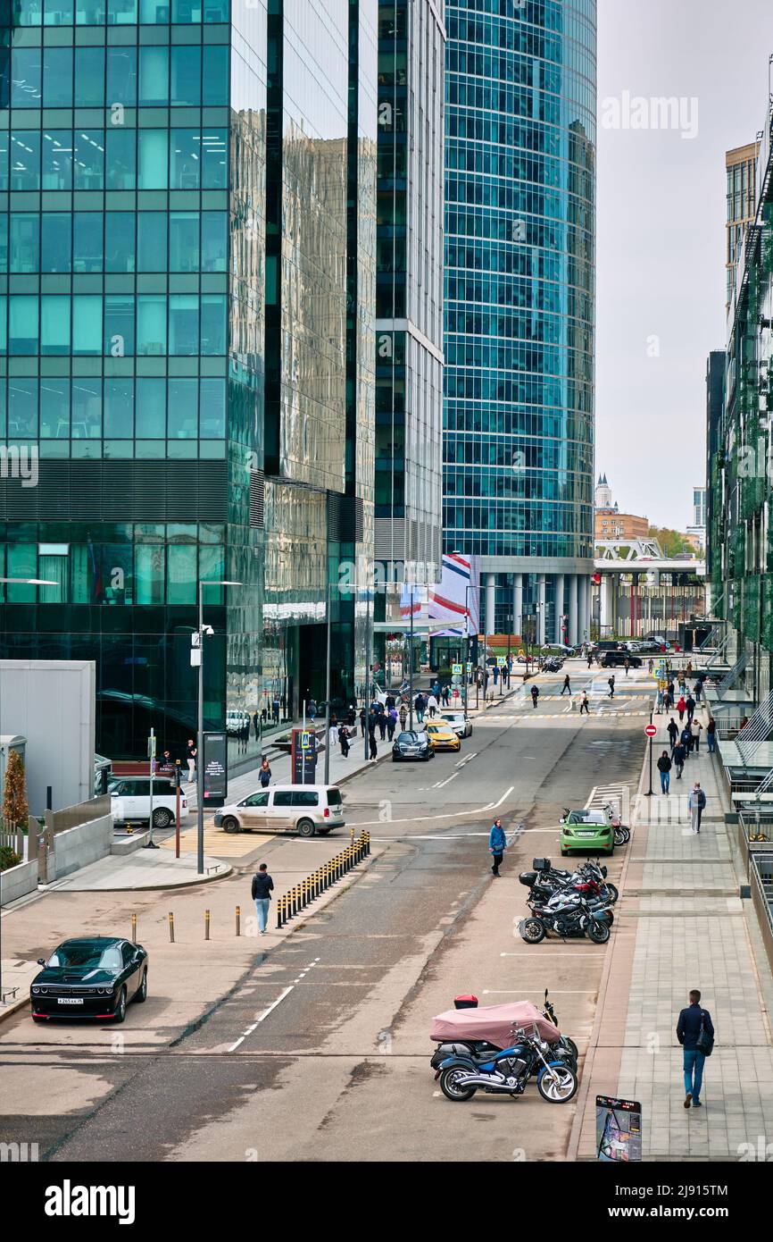 Stadtalltag, Blick auf die Straße des modernen Geschäftszentrums Moskau-Stadt, Stadtbild: Moskau, Russland - 11. Mai 2022 Stockfoto