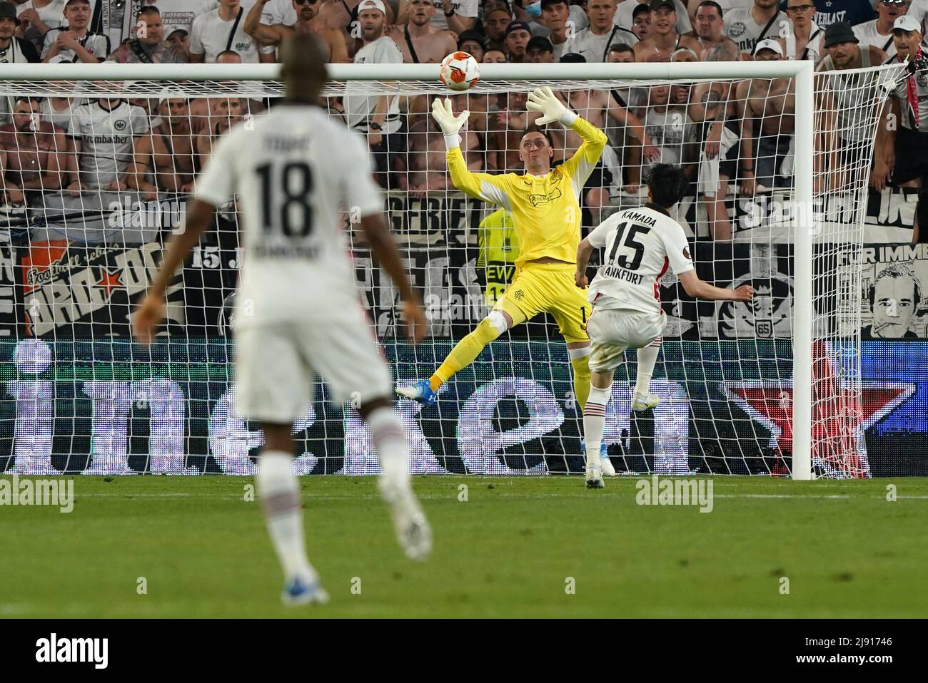 Rangers-Torwart Allan McGregor schließt Eintracht Frankfurts Daichi Kamada (rechts) während des UEFA Europa League Finales im Estadio Ramon Sanchez-Pizjuan, Sevilla. Bilddatum: Mittwoch, 18. Mai 2022. Stockfoto