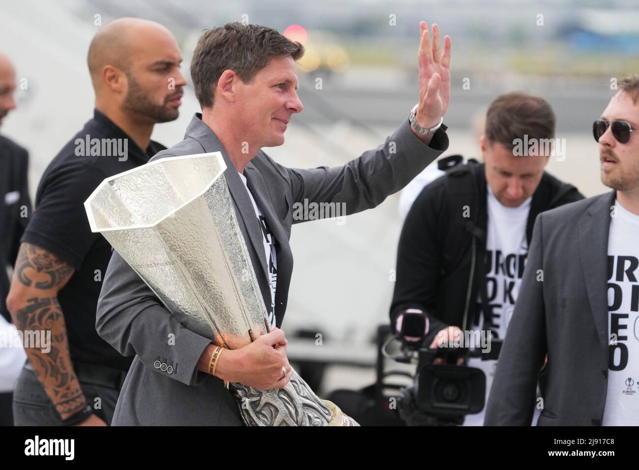 19. Mai 2022, Hessen, Frankfurt/Main: Europa League, nach Eintracht Frankfurts Finalsieg gegen die Glasgow Rangers in Sevilla. Der Frankfurter Cheftrainer Oliver Glasner hält die Trophäe beim Verlassen des Frankfurter Flughafens. Foto: Thomas Frey/dpa Stockfoto