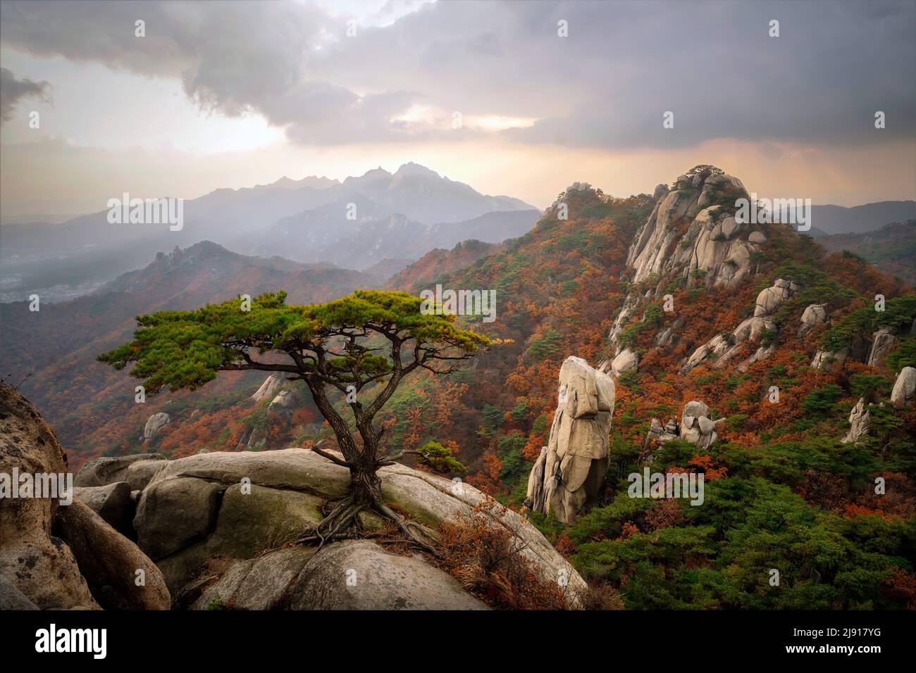 Dobongsan Mountain nördlich von Seoul, Südkorea, aufgenommen im November 2021, wurde nach der Verarbeitung mithilfe von Belichtungsreihenanstungen verarbeitet Stockfoto