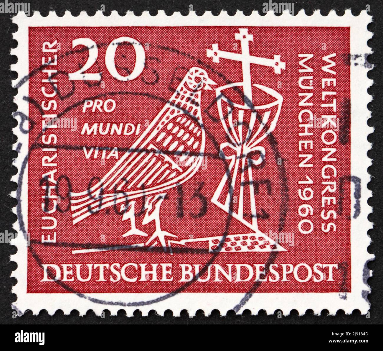 DEUTSCHLAND - UM 1960: Eine in Deutschland gedruckte Marke zeigt Taube, Kelch und Kruzifix, 37. Eucharistischer Weltkongress, München, um 1960 Stockfoto