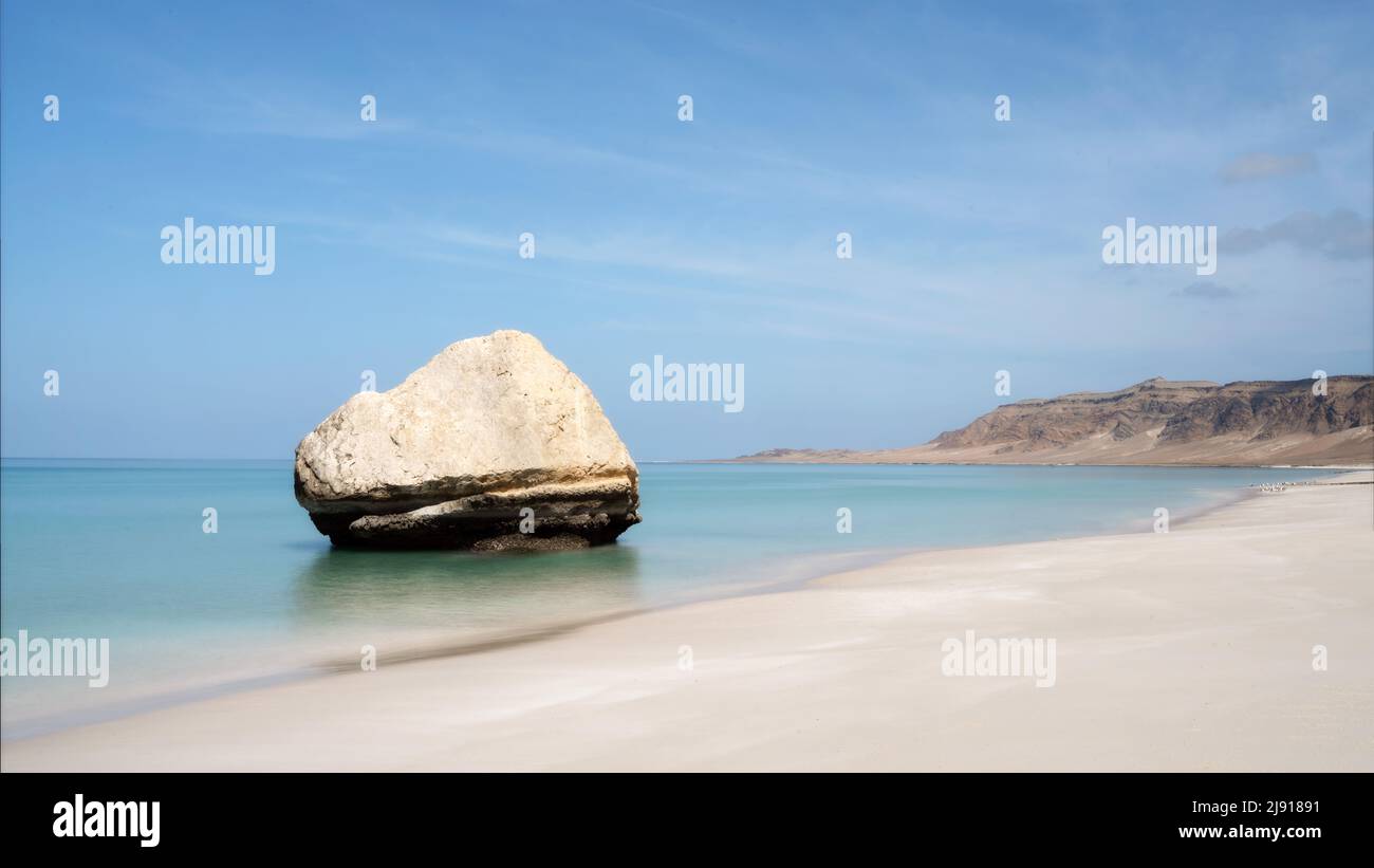 Weißer Sand Arher Beach auf der Insel Socotra, Jemen, aufgenommen im November 2021, nachbearbeitet mit Expositionsklammer Stockfoto