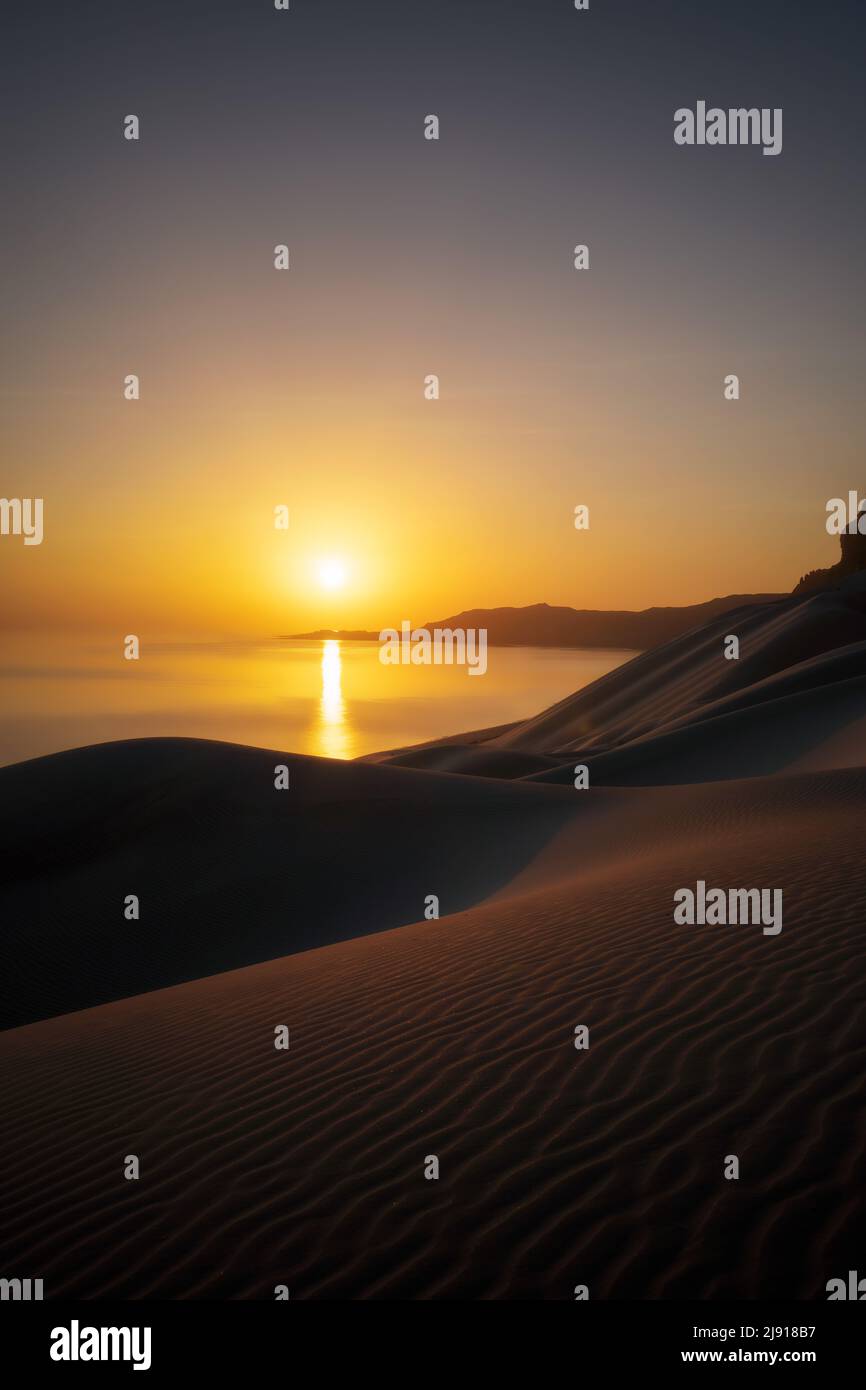 Sonnenuntergang über Arher Beach im östlichen Socotra, Jemen, aufgenommen im November 2021, nachbearbeitet mit Expositionsklammer Stockfoto