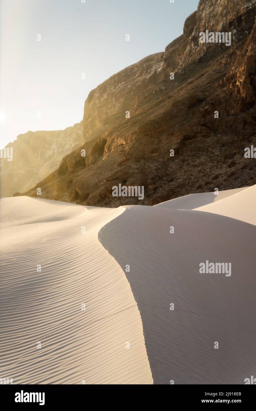 Sanddünen am Arher Beach an der östlichen Spitze von Socotra, Jemen, aufgenommen im November 2021, nachbearbeitet mit Expositionsklammer Stockfoto