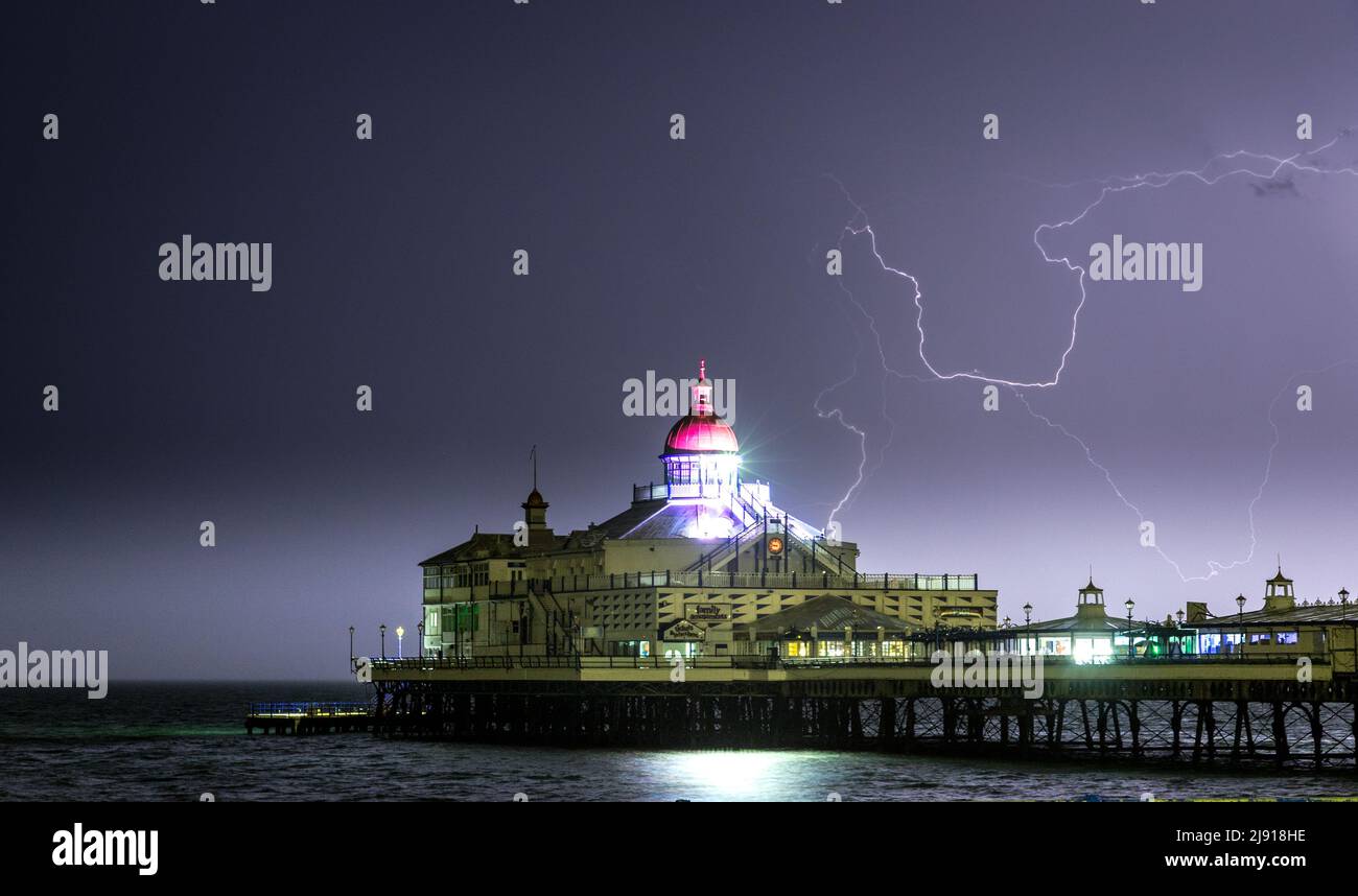 Blitz aus dem Meer von der Südküste von East Sussex aus gesehen. Stockfoto