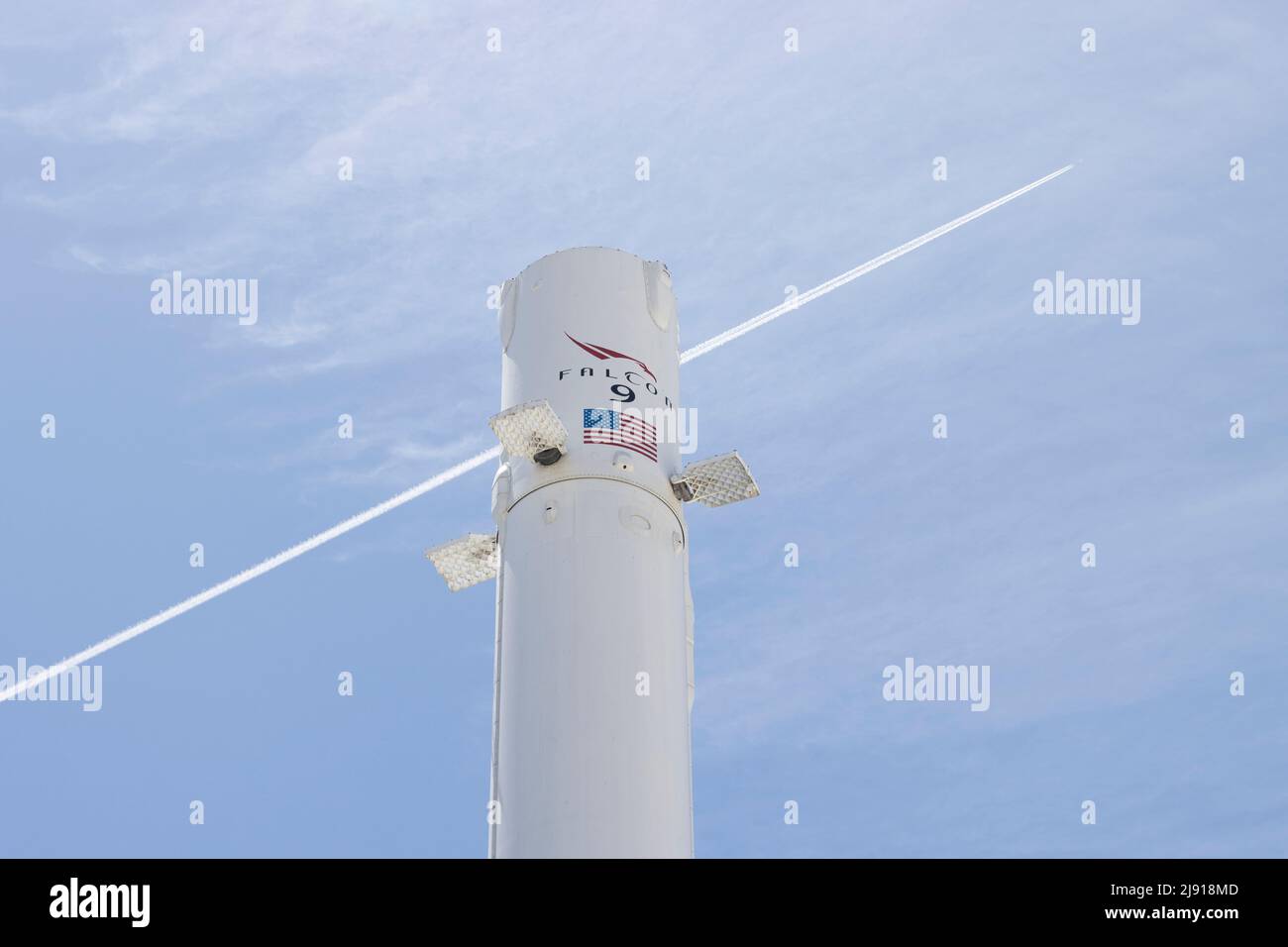 Nahaufnahme des Falcon-9-Symbols auf dem historischen geflogenen und geborgenen Raketenverstärker, einer permanenten vertikalen Anzeige im SpaceX-Hauptquartier in Hawthorne... Stockfoto