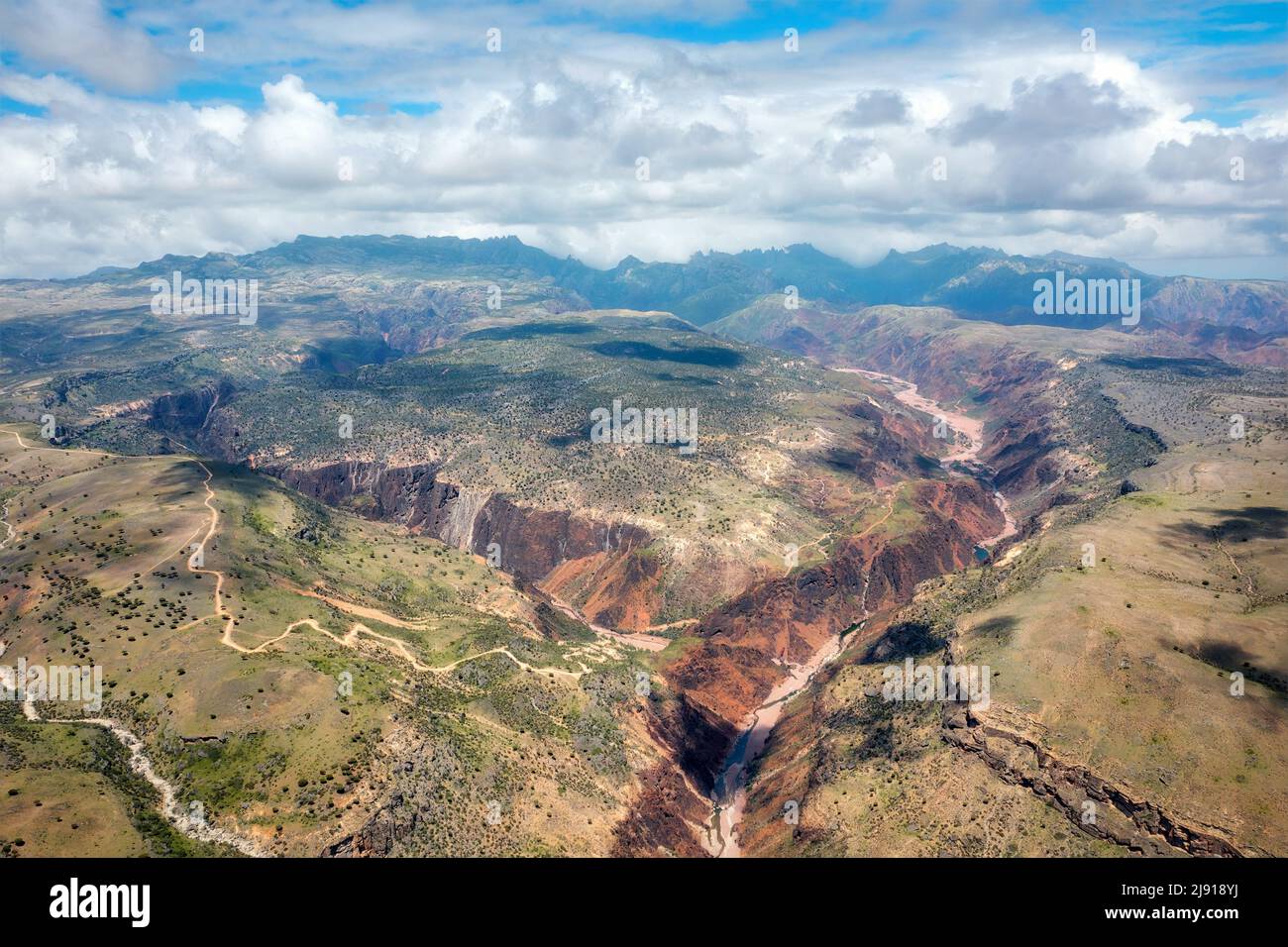 Diksam Canyon Luftaufnahme auf Socotra, Jemen, aufgenommen im November 2021, nachbearbeitet mit Belichtungsreihe Stockfoto