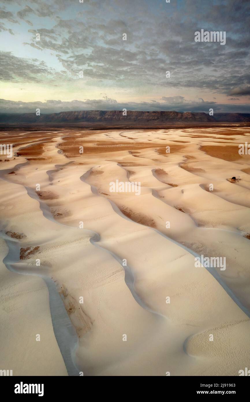 Sanddünen an der Südküste von Socotra, Jemen, aufgenommen im November 2021, wurden mit Expositionsklammer nachbearbeitet Stockfoto