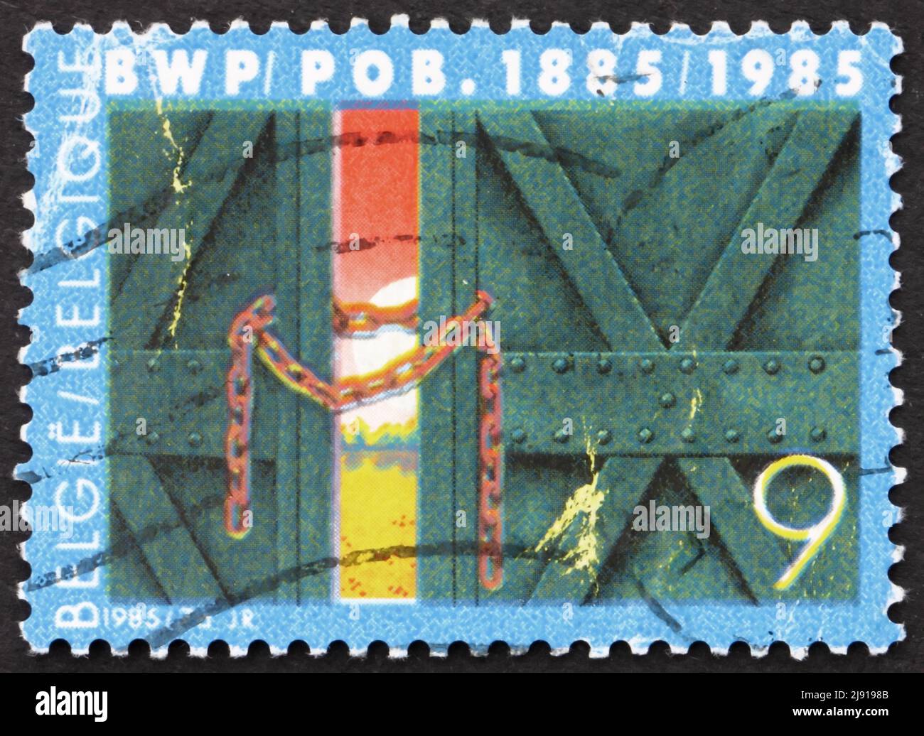 BELGIEN - UM 1985: Eine in Belgien gedruckte Briefmarke zeigt das verkettete Fabriktor, 100. Jahrestag der belgischen Arbeiterpartei, um 1985 Stockfoto
