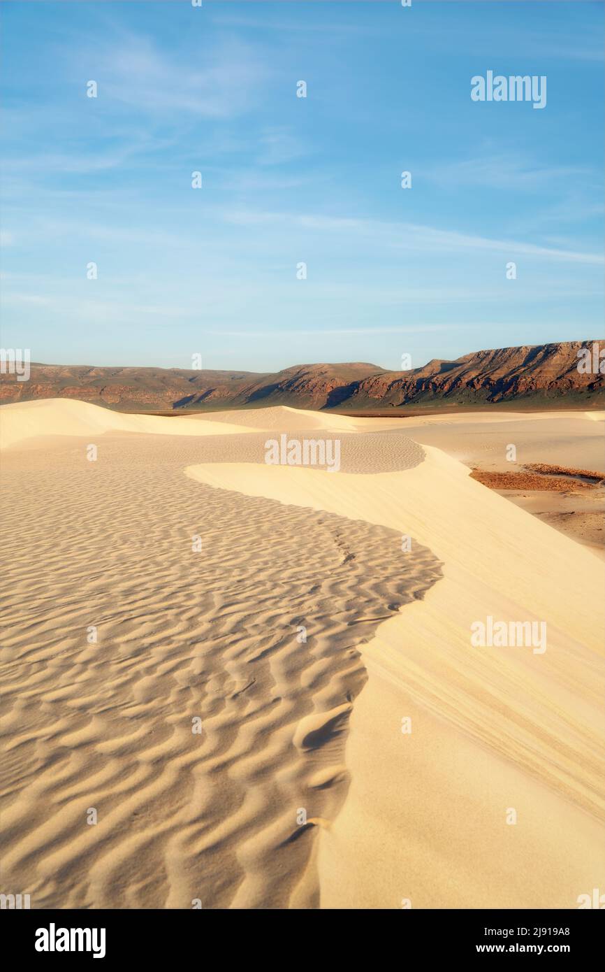 Sanddünen an der Südküste von Socotra, Jemen, aufgenommen im November 2021, wurden mit Expositionsklammer nachbearbeitet Stockfoto
