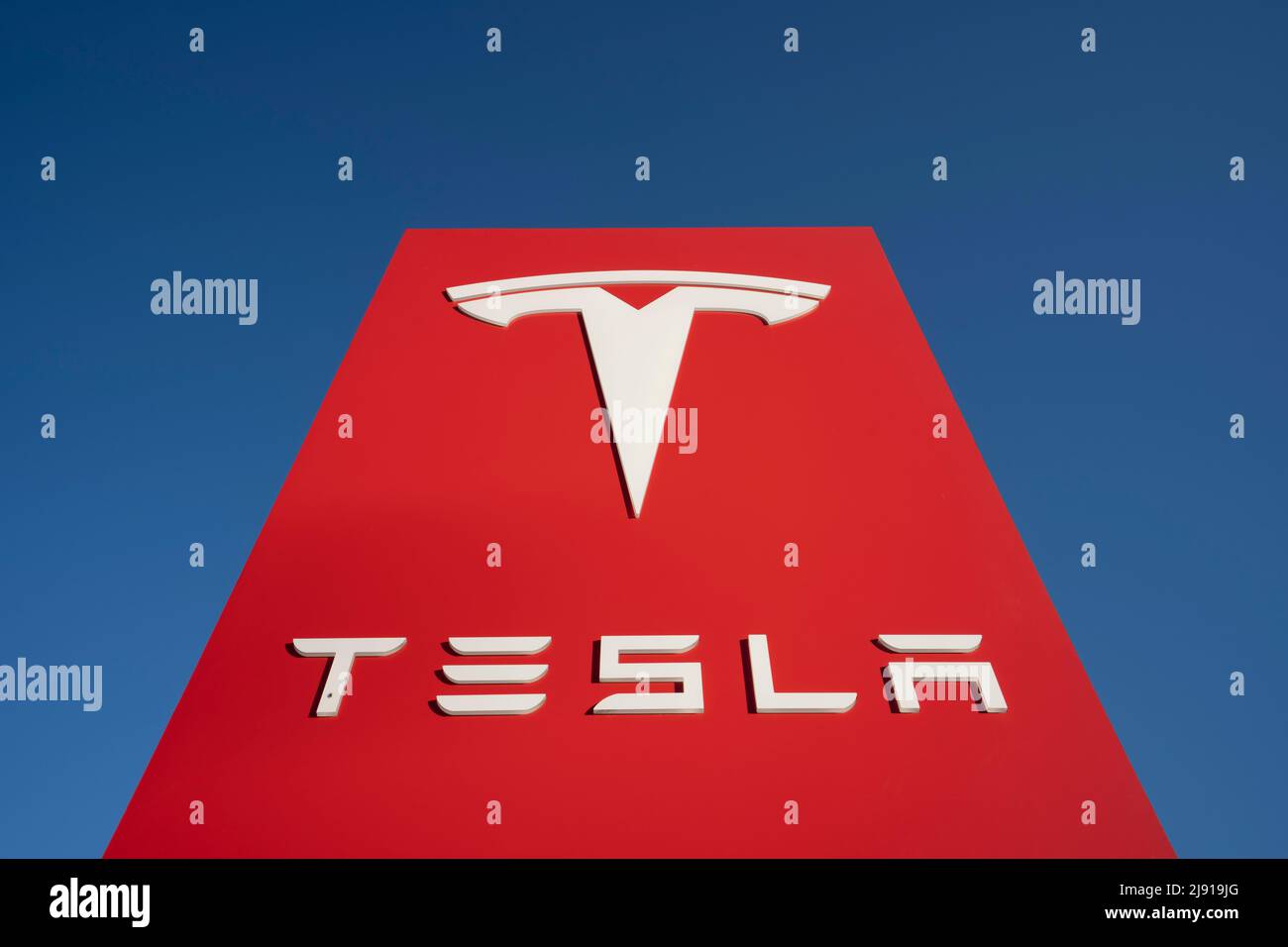 Nahaufnahme eines Tesla-Schildes, das vor einem Tesla-Showroom in Sunnyvale, Kalifornien, isoliert vor einem klaren blauen Himmel, am 3. Mai 2022 gesehen wurde. Stockfoto