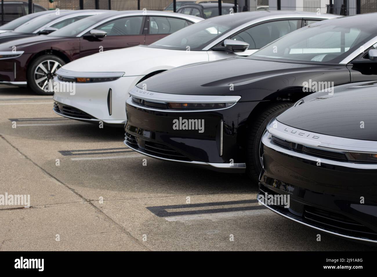 Am Donnerstag, den 5. Mai 2022, werden vor einem Lucid Showroom in Millbrae, Kalifornien, neue Luxus-Elektroautos von Lucid Air gesehen. Stockfoto