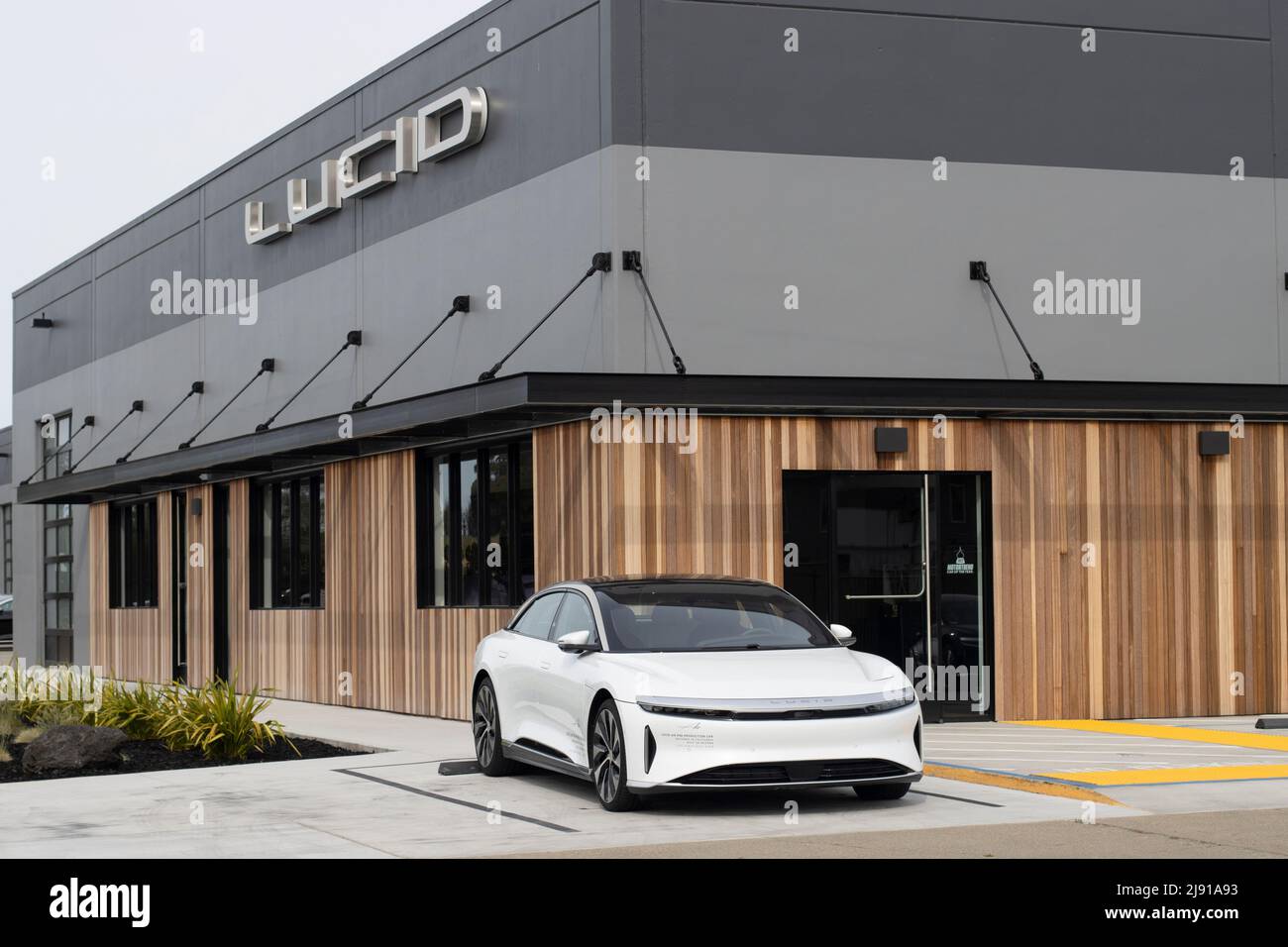 Das Elektroauto Lucid Air wird am Donnerstag, den 5. Mai 2022, in einem Lucid Showroom in Millbrae, Kalifornien, ausgestellt. Stockfoto