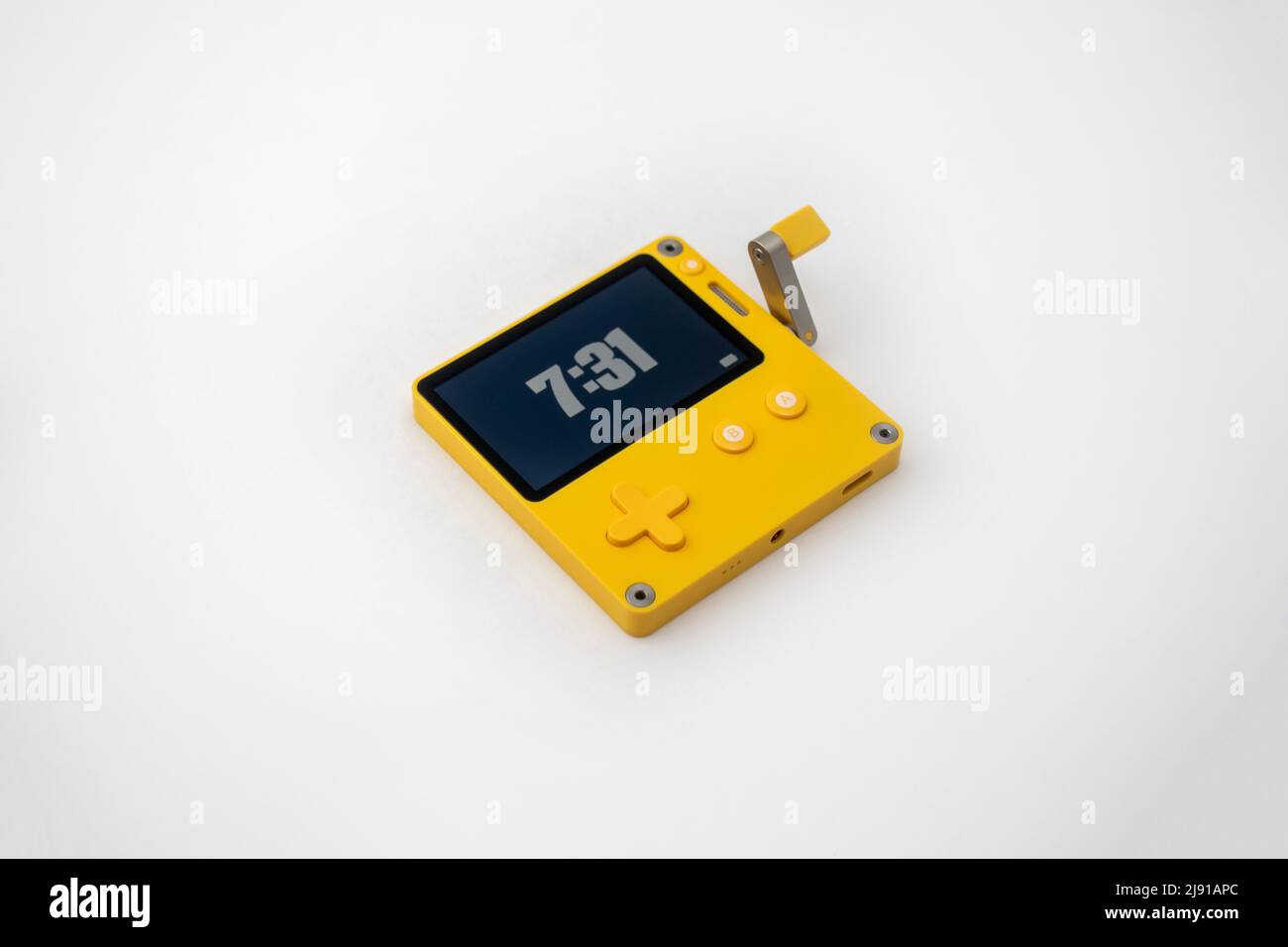 Seattle, WA USA - ca. Mai 2022: Nahaufnahme, selektiver Fokus auf einer gelben Playdate-Handheld-Spielekonsole vor weißem Hintergrund Stockfoto