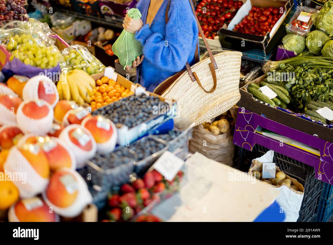 Frau, die auf dem Markt Lebensmittel einkauft Stockfoto