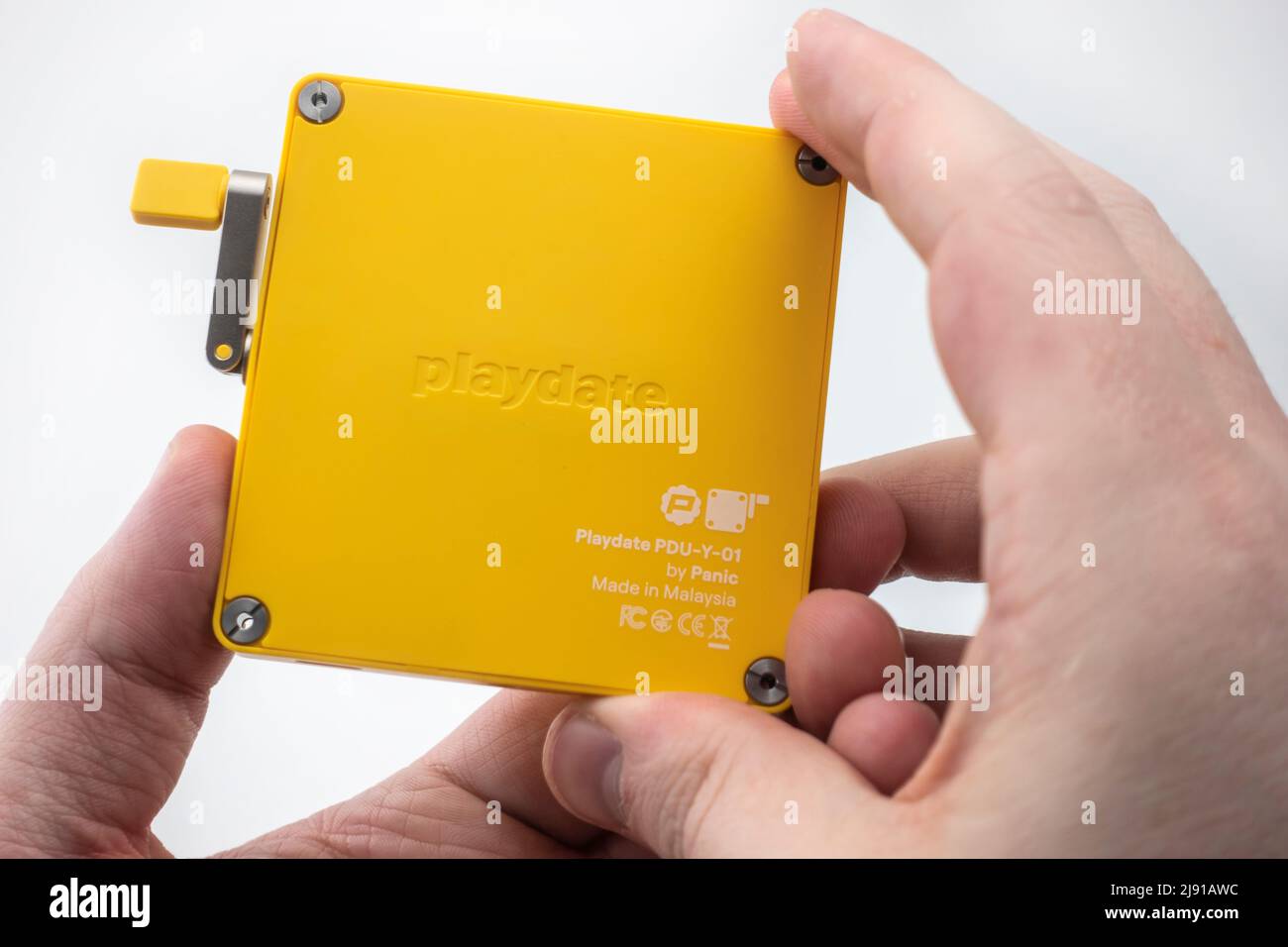 Seattle, WA USA - ca. Mai 2022: Nahaufnahme, selektiver Fokus auf einer gelben Playdate-Handheld-Spielekonsole vor weißem Hintergrund Stockfoto